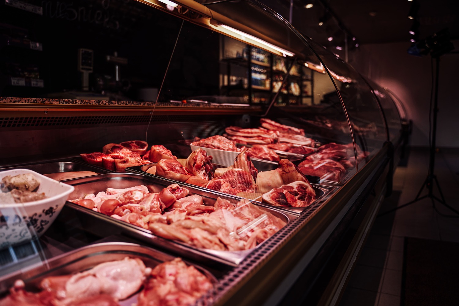 cool-meat-glocery-with-much-of-meat-in-counters-669MZQ6